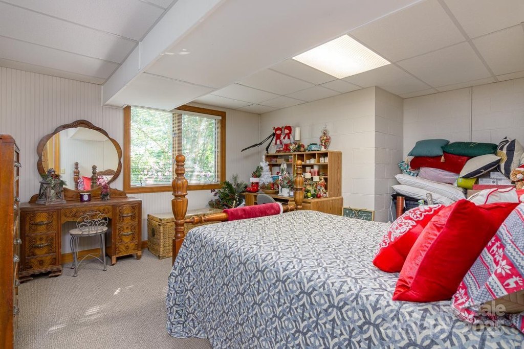 Hendersonville, North Carolina, 28739, United States, 3 Bedrooms Bedrooms, ,2 BathroomsBathrooms,Residential,Forsale,1960265