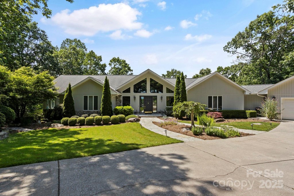 Flat Rock, North Carolina, 28731, United States, 3 Bedrooms Bedrooms, ,4.5 BathroomsBathrooms,Residential,Forsale,1904902