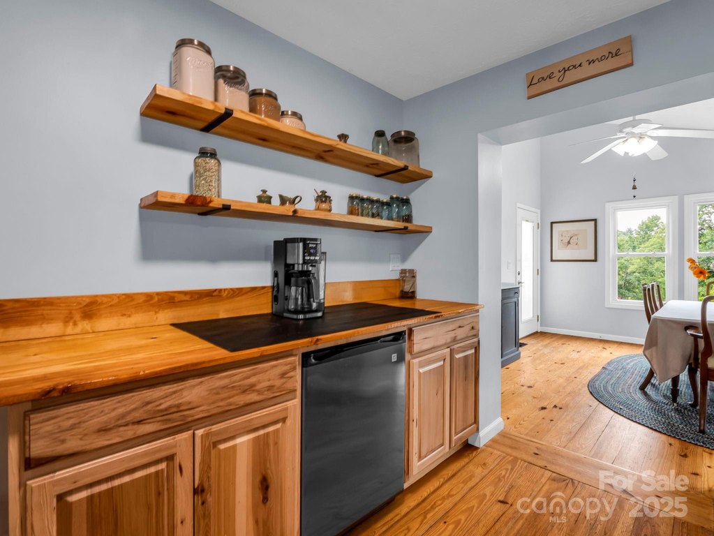 Saluda, North Carolina, 28773, United States, 4 Bedrooms Bedrooms, ,2 BathroomsBathrooms,Residential,Forsale,1960269