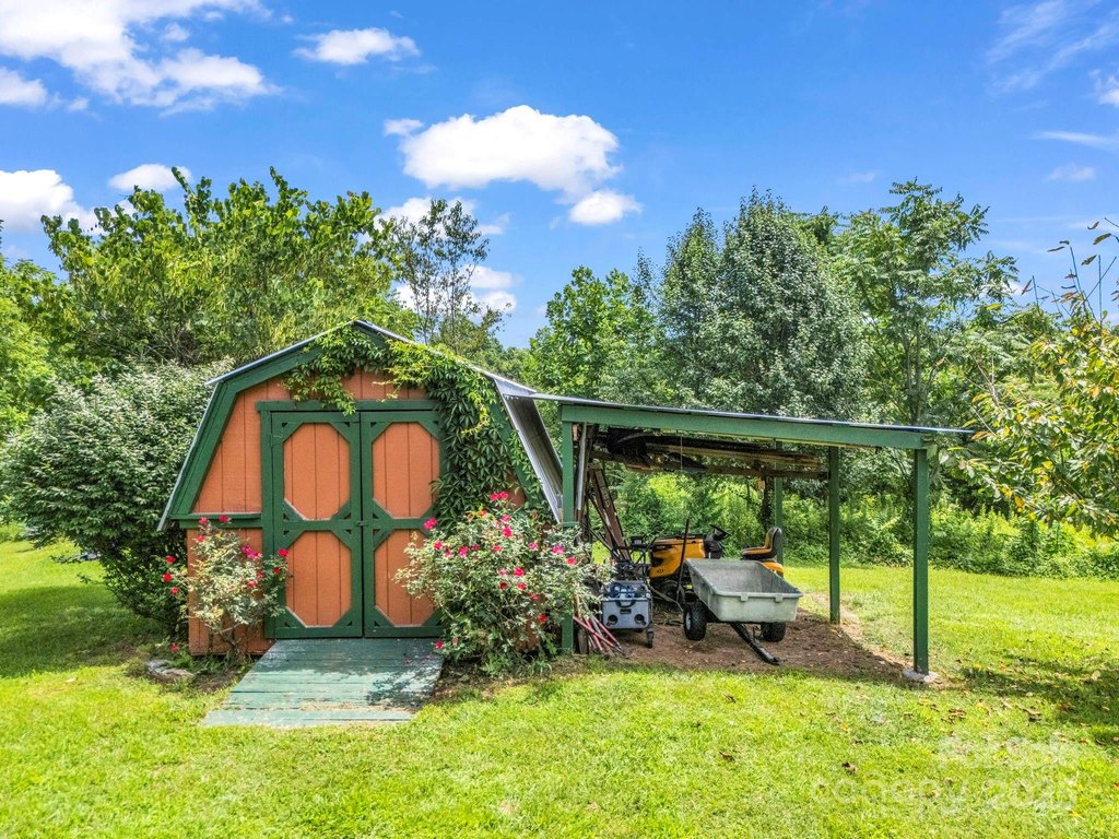 Saluda, North Carolina, 28773, United States, 4 Bedrooms Bedrooms, ,2 BathroomsBathrooms,Residential,Forsale,1960269