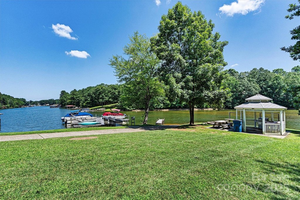 Hickory, North Carolina, 28601, United States, 4 Bedrooms Bedrooms, ,2.5 BathroomsBathrooms,Residential,Forsale,2007671