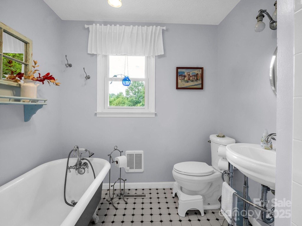 Saluda, North Carolina, 28773, United States, 4 Bedrooms Bedrooms, ,2 BathroomsBathrooms,Residential,Forsale,1960269