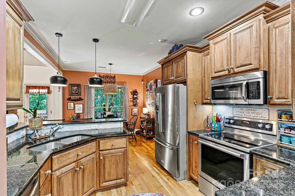 Hickory, North Carolina, 28601, United States, 4 Bedrooms Bedrooms, ,2.5 BathroomsBathrooms,Residential,Forsale,2007671