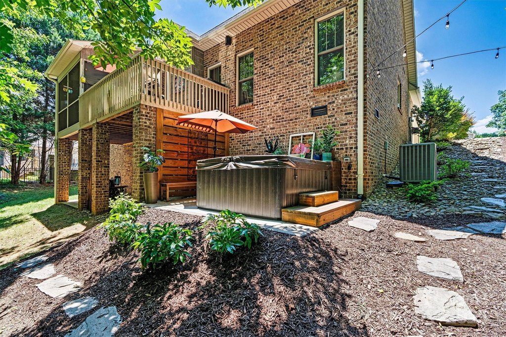 Hickory, North Carolina, 28601, United States, 4 Bedrooms Bedrooms, ,2.5 BathroomsBathrooms,Residential,Forsale,2007671