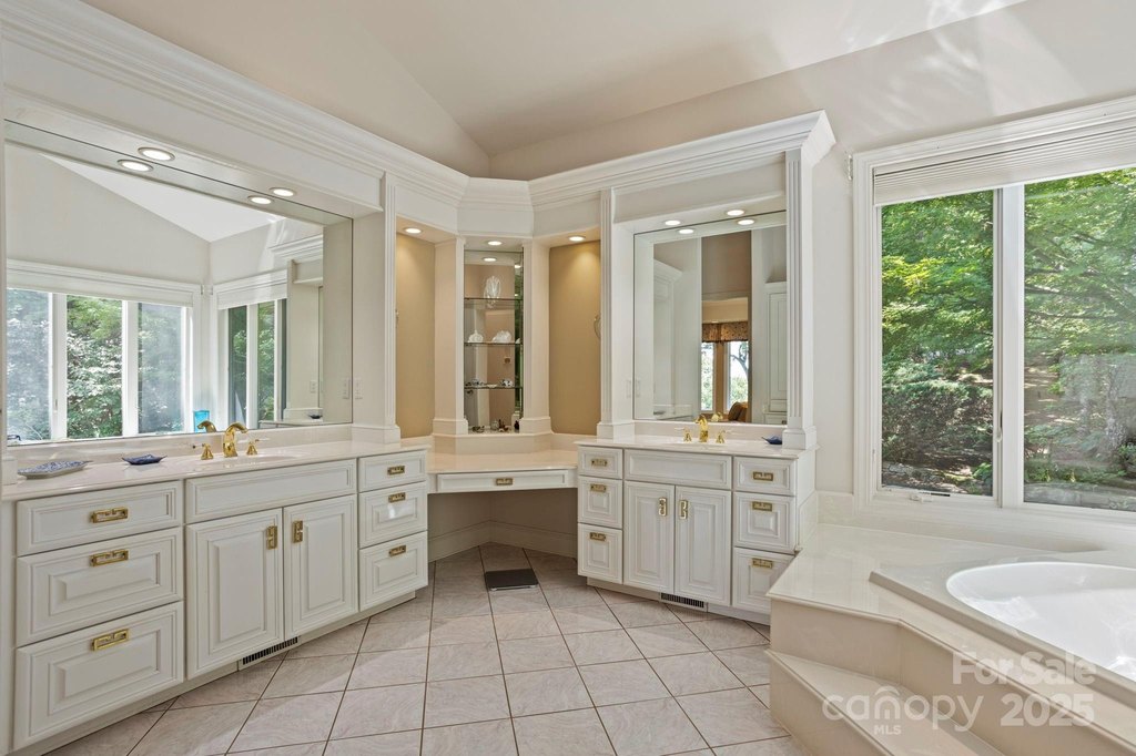 Flat Rock, North Carolina, 28731, United States, 3 Bedrooms Bedrooms, ,4.5 BathroomsBathrooms,Residential,Forsale,1904902