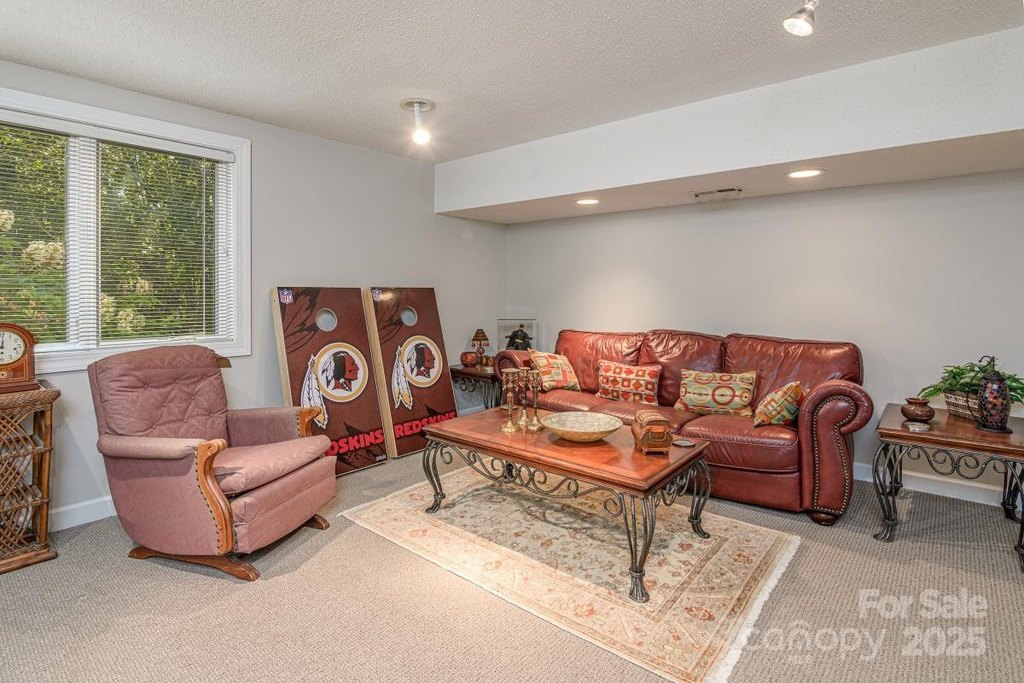 Hendersonville, North Carolina, 28739, United States, 3 Bedrooms Bedrooms, ,2 BathroomsBathrooms,Residential,Forsale,1960265