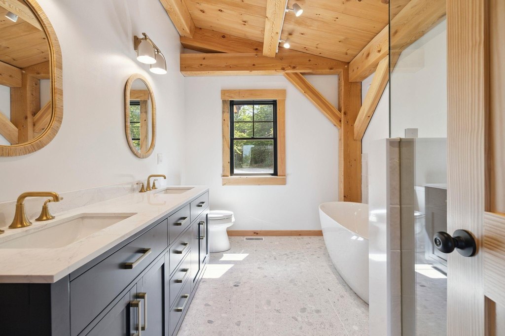 Ossipee, New Hampshire, 03814, United States, 4 Bedrooms Bedrooms, ,2.5 BathroomsBathrooms,Residential,Forsale,1952903