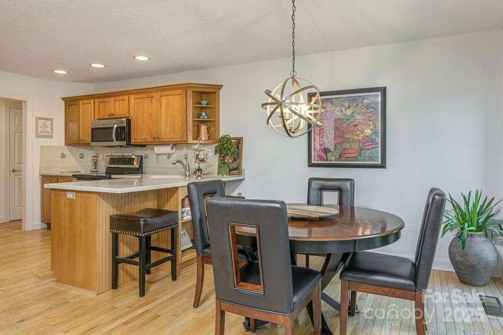 Hendersonville, North Carolina, 28739, United States, 3 Bedrooms Bedrooms, ,2 BathroomsBathrooms,Residential,Forsale,1960265