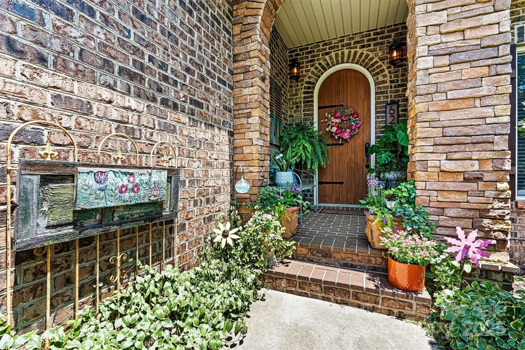 Hickory, North Carolina, 28601, United States, 4 Bedrooms Bedrooms, ,2.5 BathroomsBathrooms,Residential,Forsale,2007671