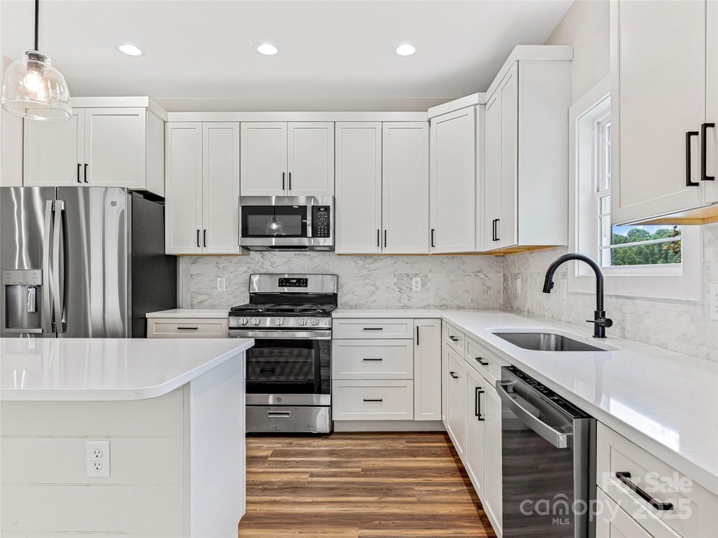 Mars Hill, North Carolina, 28754, United States, 3 Bedrooms Bedrooms, ,3 BathroomsBathrooms,Residential,Forsale,1907847