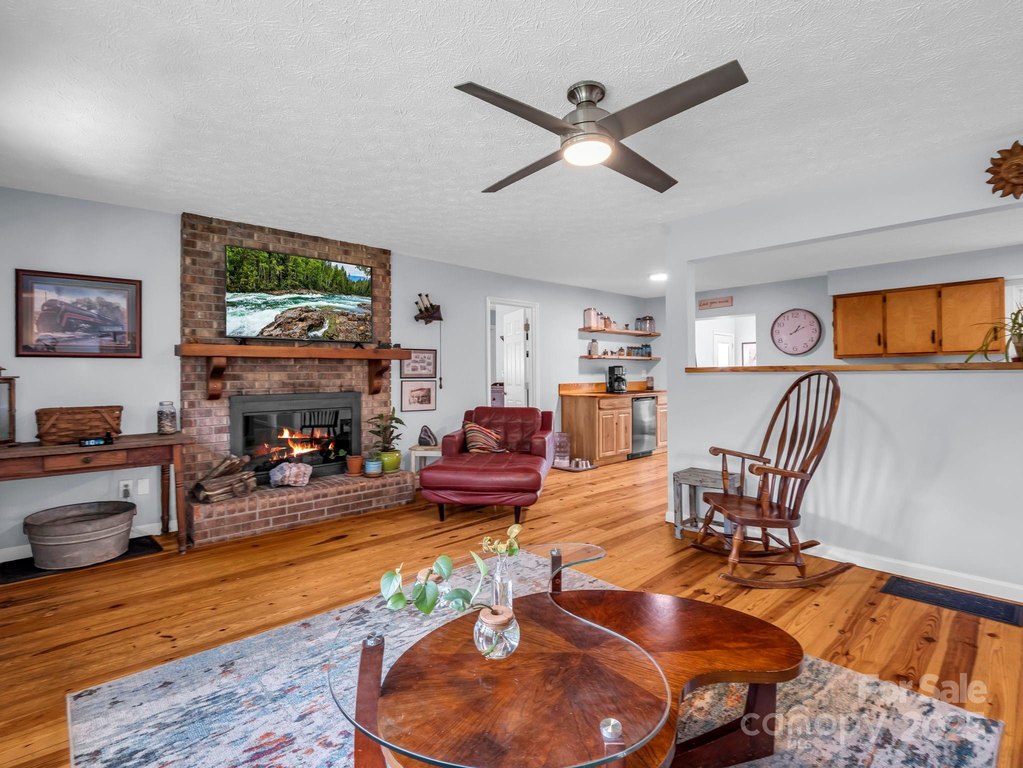 Saluda, North Carolina, 28773, United States, 4 Bedrooms Bedrooms, ,2 BathroomsBathrooms,Residential,Forsale,1960269