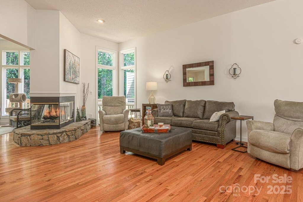 Hendersonville, North Carolina, 28739, United States, 3 Bedrooms Bedrooms, ,2 BathroomsBathrooms,Residential,Forsale,1960265