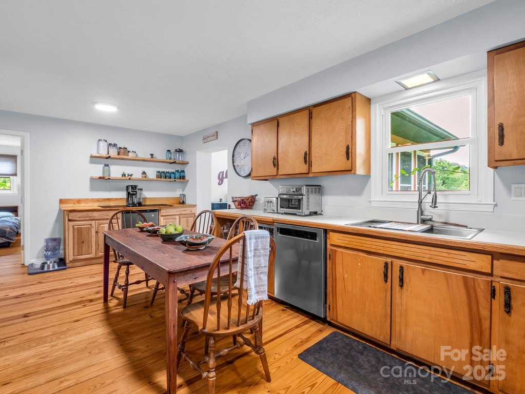 Saluda, North Carolina, 28773, United States, 4 Bedrooms Bedrooms, ,2 BathroomsBathrooms,Residential,Forsale,1960269