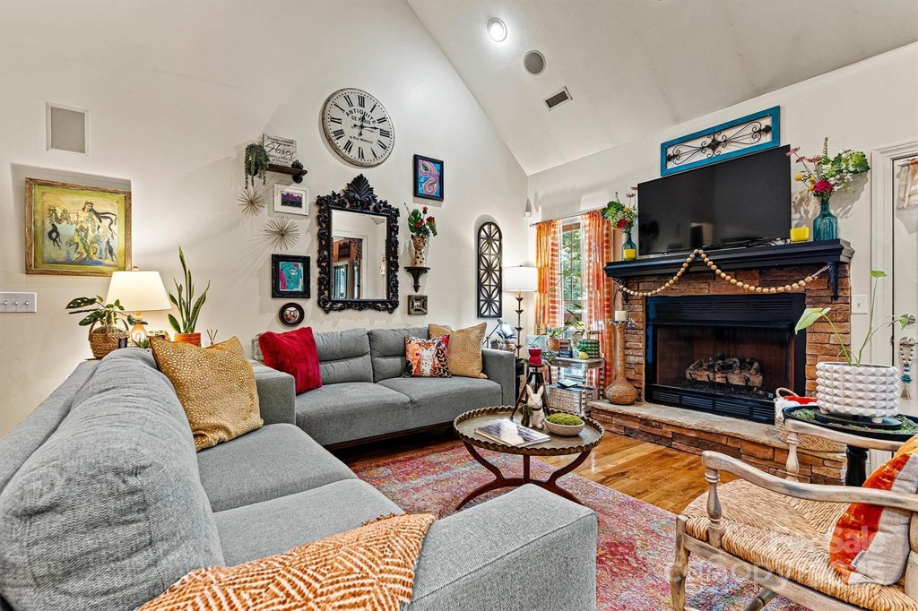 Hickory, North Carolina, 28601, United States, 4 Bedrooms Bedrooms, ,2.5 BathroomsBathrooms,Residential,Forsale,2007671