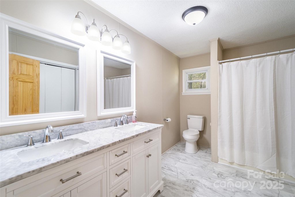 Hendersonville, North Carolina, 28739, United States, 4 Bedrooms Bedrooms, ,2.5 BathroomsBathrooms,Residential,Forsale,1960266