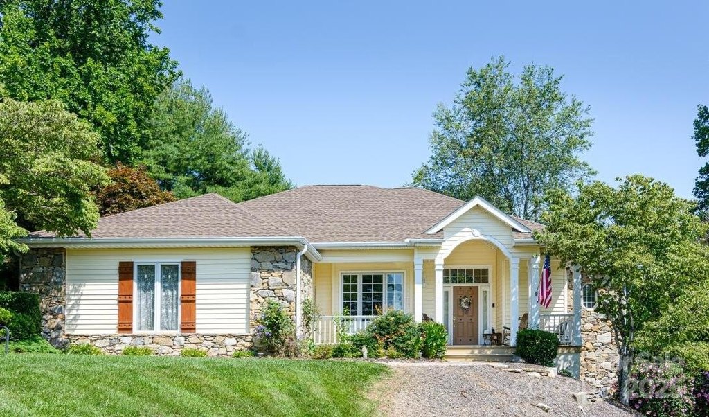 Hendersonville, North Carolina, 28739, United States, 3 Bedrooms Bedrooms, ,2 BathroomsBathrooms,Residential,Forsale,1960265