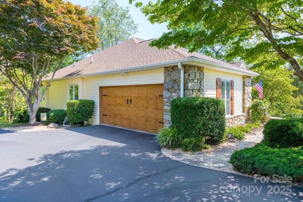 Hendersonville, North Carolina, 28739, United States, 3 Bedrooms Bedrooms, ,2 BathroomsBathrooms,Residential,Forsale,1960265