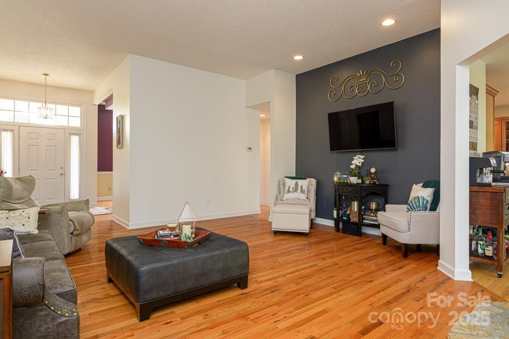 Hendersonville, North Carolina, 28739, United States, 3 Bedrooms Bedrooms, ,2 BathroomsBathrooms,Residential,Forsale,1960265