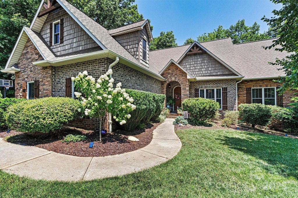 Hickory, North Carolina, 28601, United States, 4 Bedrooms Bedrooms, ,2.5 BathroomsBathrooms,Residential,Forsale,2007671