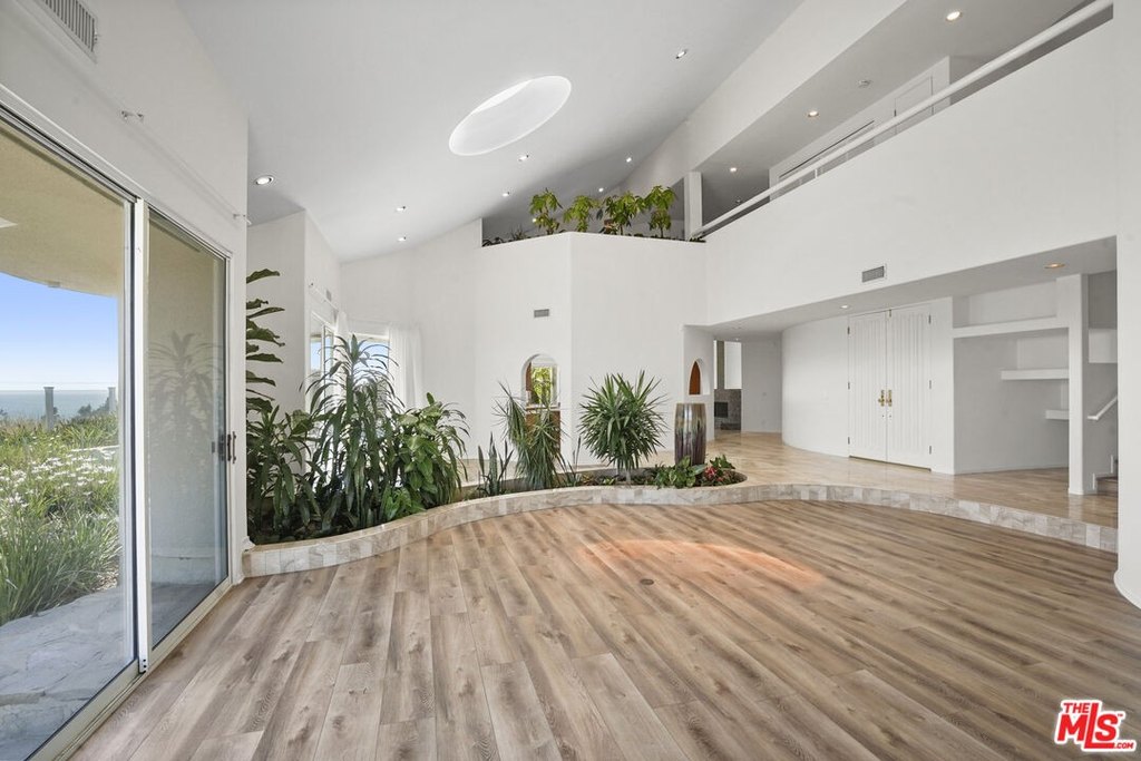 Malibu, California, 90265, United States, 4 Bedrooms Bedrooms, ,5 BathroomsBathrooms,Residential,Forsale,2001435