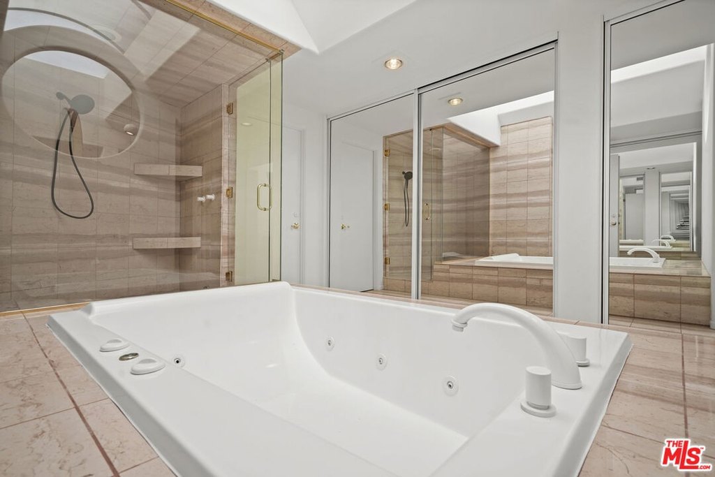 Malibu, California, 90265, United States, 4 Bedrooms Bedrooms, ,5 BathroomsBathrooms,Residential,Forsale,2001435