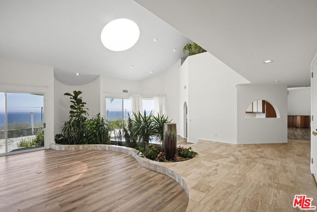 Malibu, California, 90265, United States, 4 Bedrooms Bedrooms, ,5 BathroomsBathrooms,Residential,Forsale,2001435