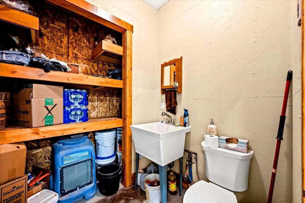 Upton, Wyoming, 82729, United States, 4 Bedrooms Bedrooms, ,3 BathroomsBathrooms,Residential,Forsale,1946266