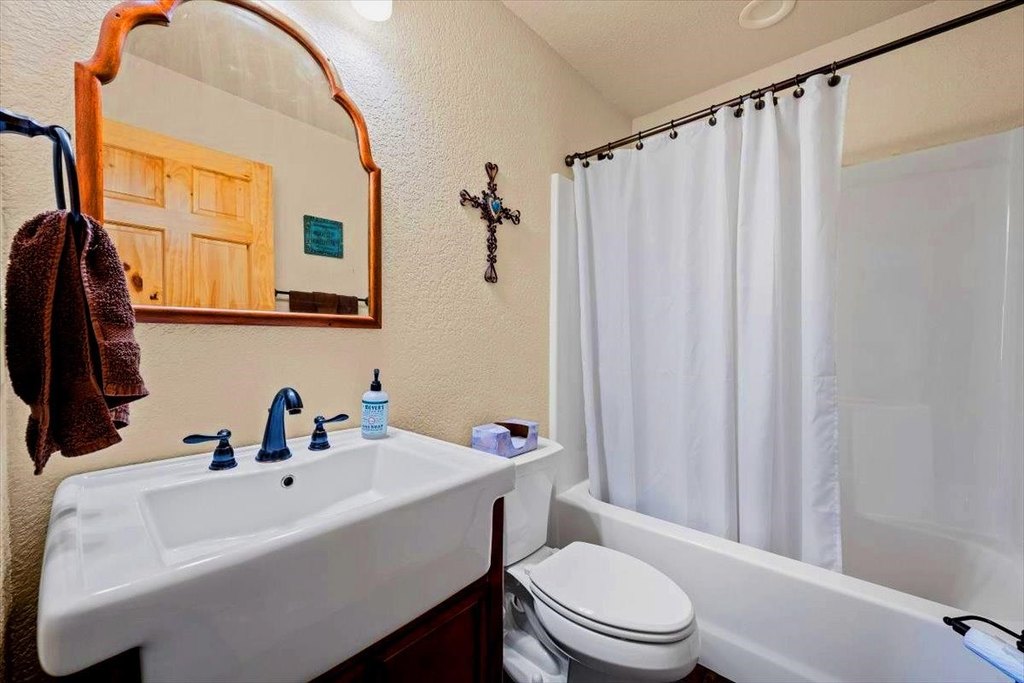 Upton, Wyoming, 82729, United States, 4 Bedrooms Bedrooms, ,3 BathroomsBathrooms,Residential,Forsale,1946266