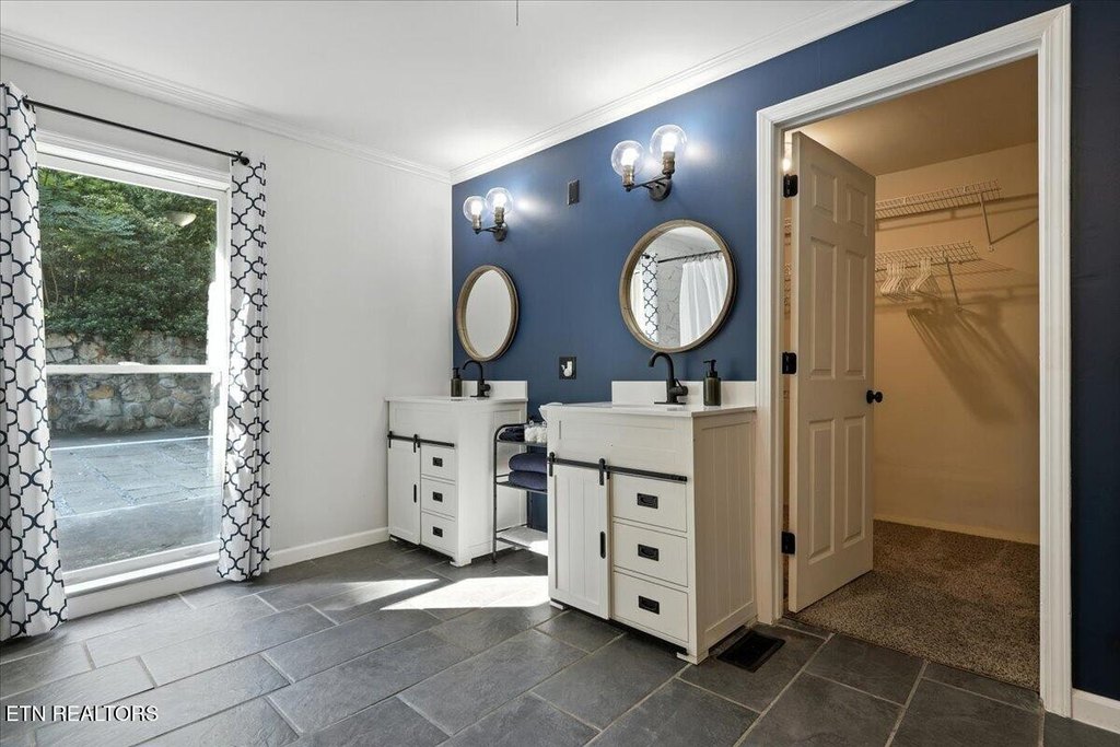 Louisville, Tennessee, 37777, United States, 3 Bedrooms Bedrooms, ,6 BathroomsBathrooms,Residential,Forsale,1942428