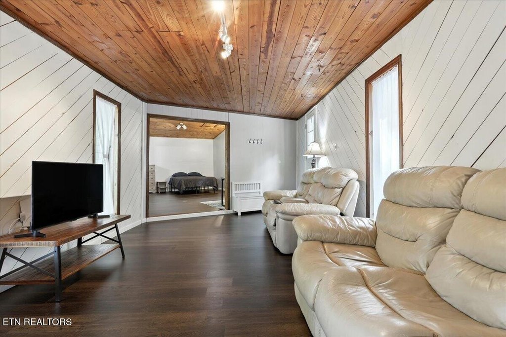 Louisville, Tennessee, 37777, United States, 3 Bedrooms Bedrooms, ,6 BathroomsBathrooms,Residential,Forsale,1942428