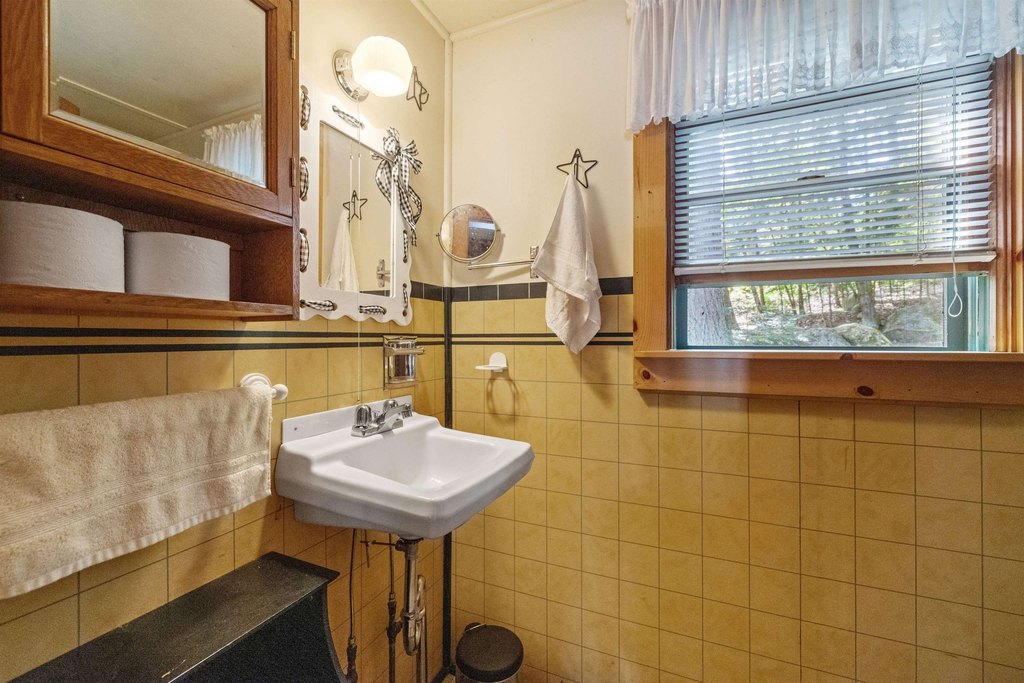 Moultonborough, New Hampshire, 03254, United States, 2 Bedrooms Bedrooms, ,1 BathroomBathrooms,Residential,Forsale,1952914