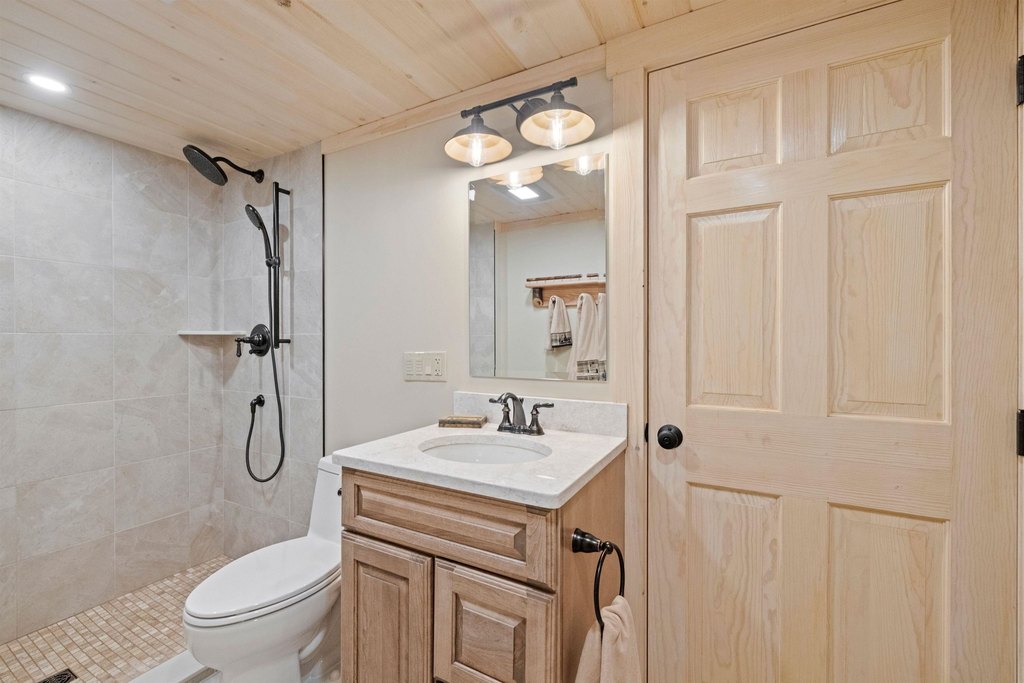Moultonborough, New Hampshire, 03254, United States, 3 Bedrooms Bedrooms, ,1 BathroomBathrooms,Residential,Forsale,1952913