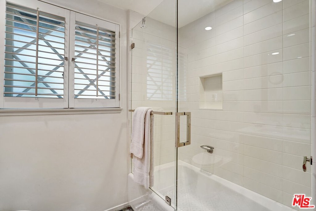 Malibu, California, 90265, United States, 4 Bedrooms Bedrooms, ,3 BathroomsBathrooms,Residential,Forsale,1904940