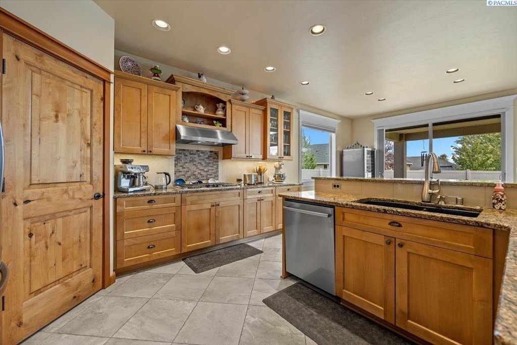 Richland, Washington, 99352, United States, 5 Bedrooms Bedrooms, ,3 BathroomsBathrooms,Residential,Forsale,1959746