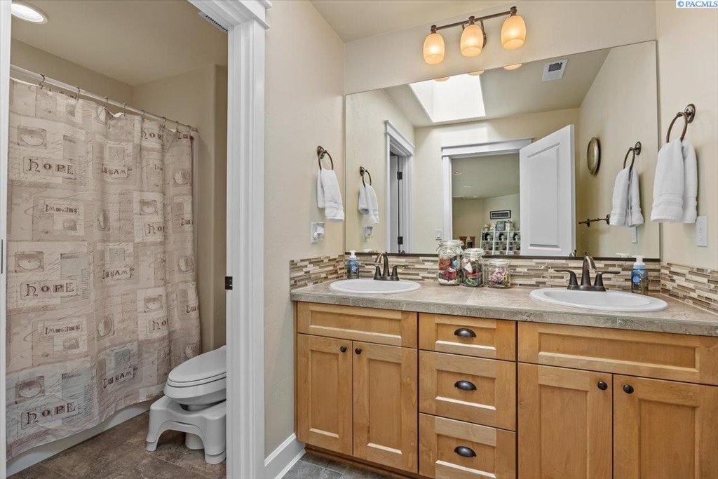 Richland, Washington, 99352, United States, 5 Bedrooms Bedrooms, ,3 BathroomsBathrooms,Residential,Forsale,1959746