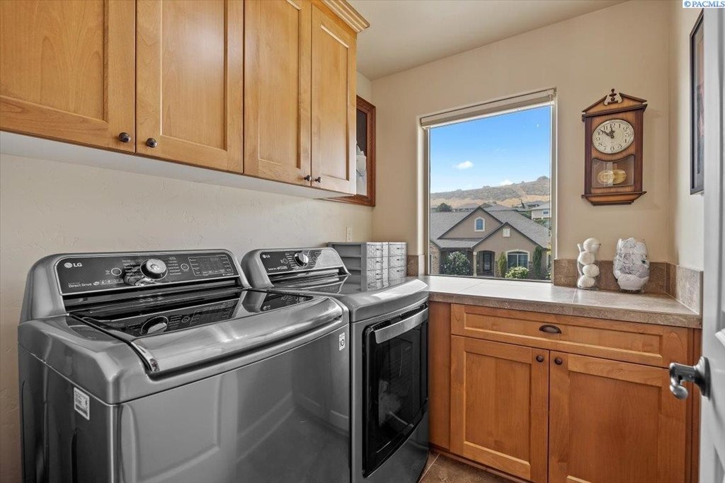 Richland, Washington, 99352, United States, 5 Bedrooms Bedrooms, ,3 BathroomsBathrooms,Residential,Forsale,1959746