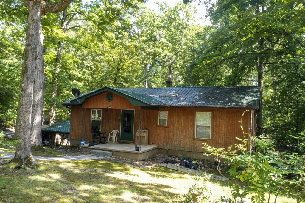 Dandridge, Tennessee, 37725, United States, 3 Bedrooms Bedrooms, ,2 BathroomsBathrooms,Residential,Forsale,1944342