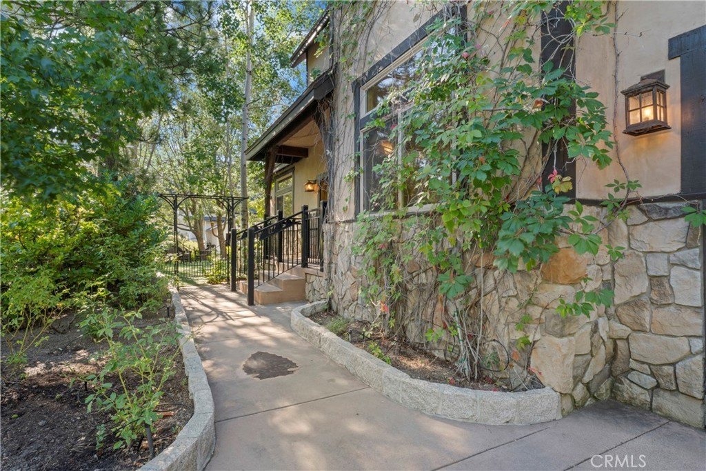 Lake Arrowhead, California, 92352, United States, 4 Bedrooms Bedrooms, ,3 BathroomsBathrooms,Residential,Forsale,1953302