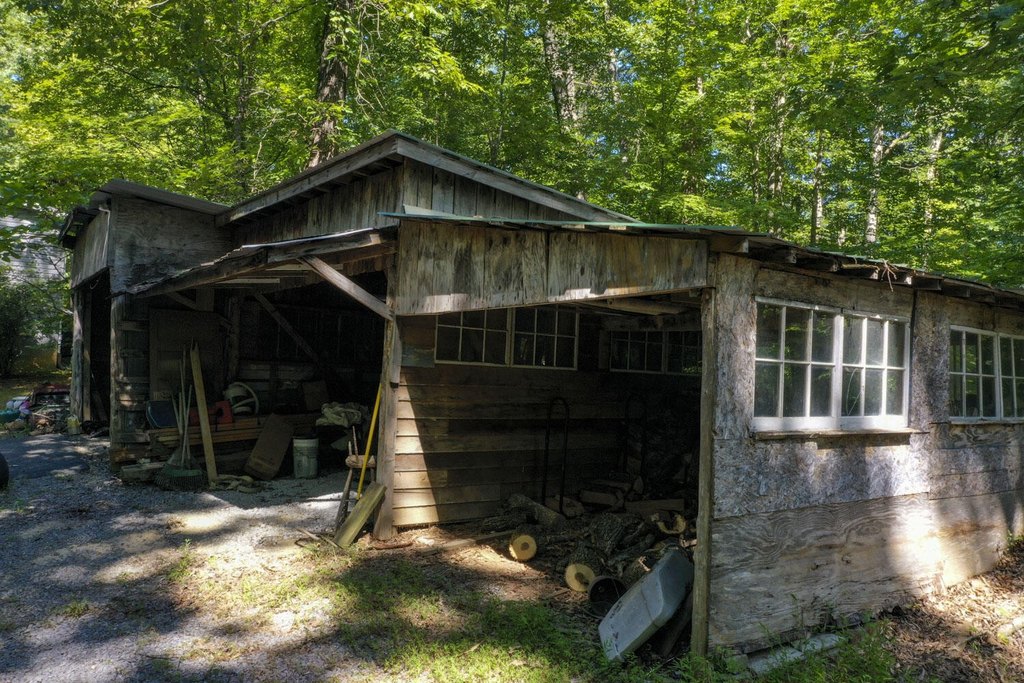 Dandridge, Tennessee, 37725, United States, 3 Bedrooms Bedrooms, ,2 BathroomsBathrooms,Residential,Forsale,1944342