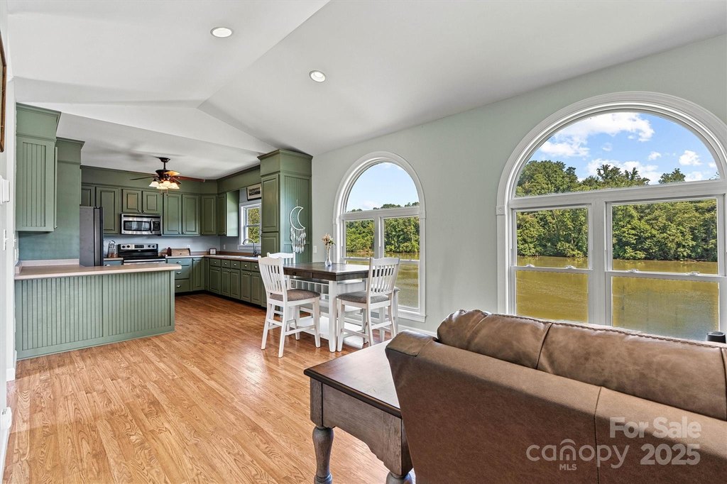 Hickory, North Carolina, 28601, United States, 2 Bedrooms Bedrooms, ,1.5 BathroomsBathrooms,Residential,Forsale,1953167