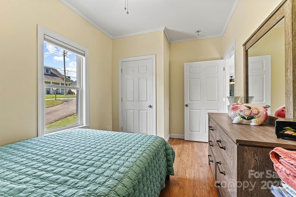 Hickory, North Carolina, 28601, United States, 2 Bedrooms Bedrooms, ,1.5 BathroomsBathrooms,Residential,Forsale,1953167