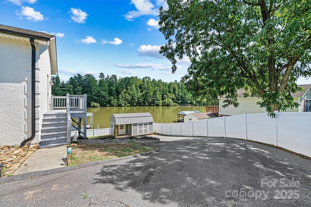 Hickory, North Carolina, 28601, United States, 2 Bedrooms Bedrooms, ,1.5 BathroomsBathrooms,Residential,Forsale,1953167