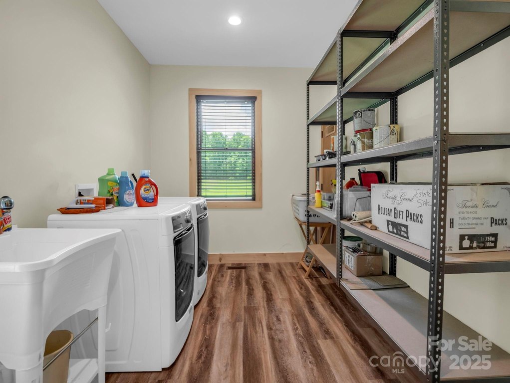 Saluda, North Carolina, 28773, United States, 3 Bedrooms Bedrooms, ,2 BathroomsBathrooms,Residential,Forsale,1985985