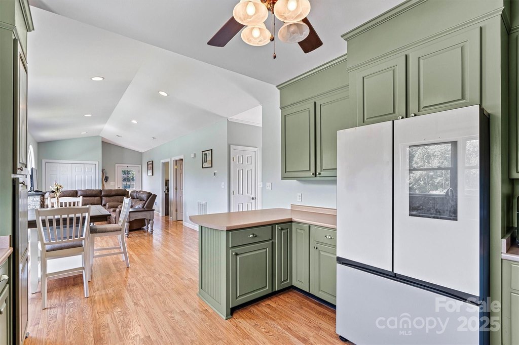 Hickory, North Carolina, 28601, United States, 2 Bedrooms Bedrooms, ,1.5 BathroomsBathrooms,Residential,Forsale,1953167
