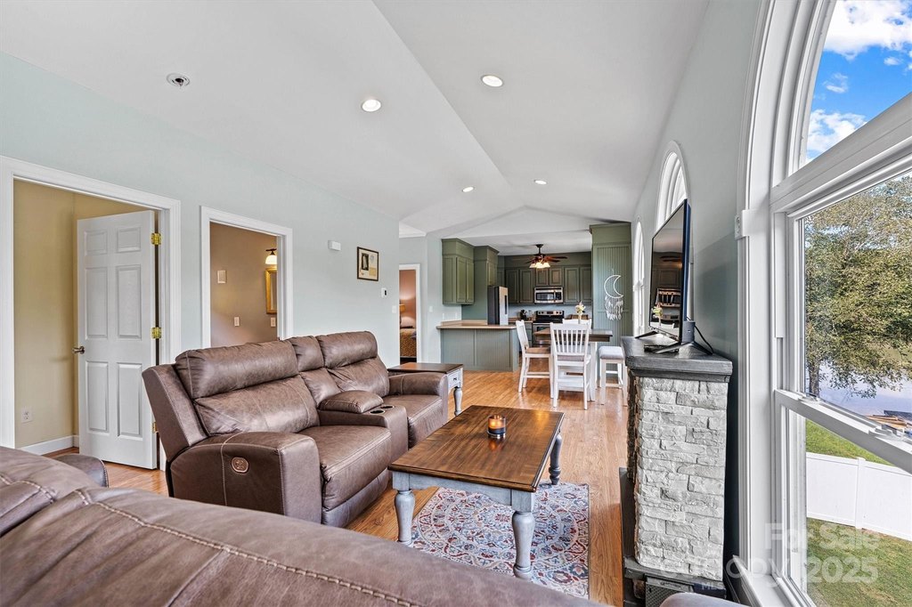Hickory, North Carolina, 28601, United States, 2 Bedrooms Bedrooms, ,1.5 BathroomsBathrooms,Residential,Forsale,1953167