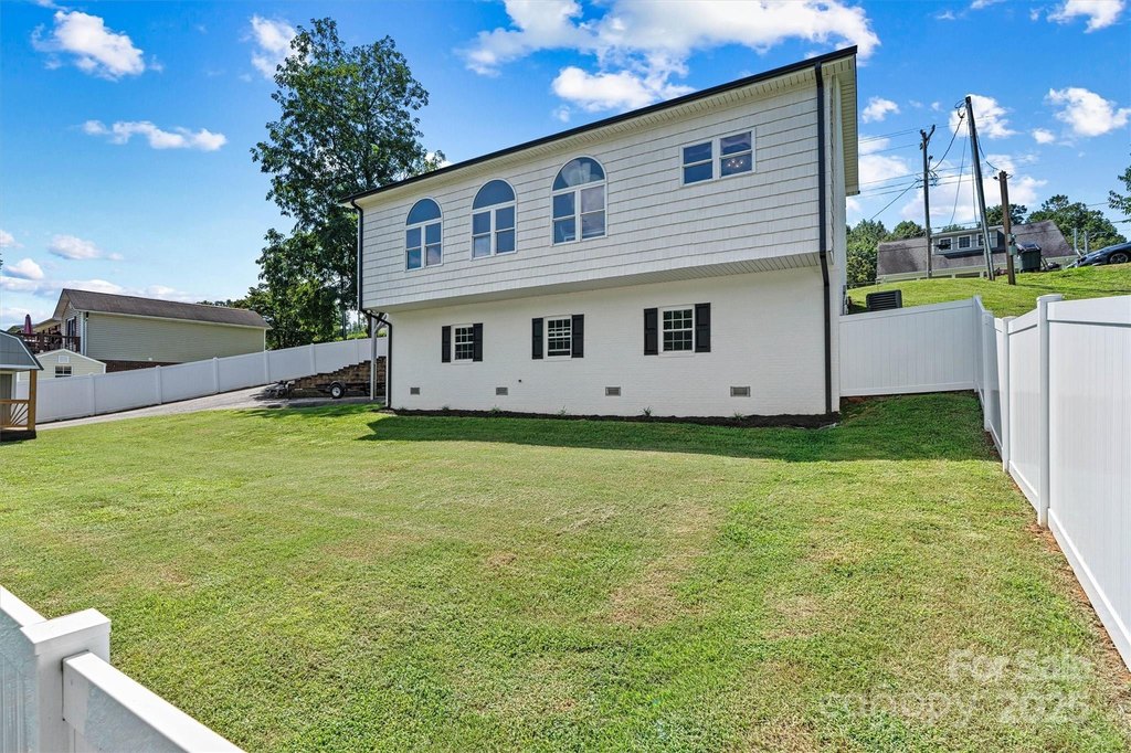 Hickory, North Carolina, 28601, United States, 2 Bedrooms Bedrooms, ,1.5 BathroomsBathrooms,Residential,Forsale,1953167