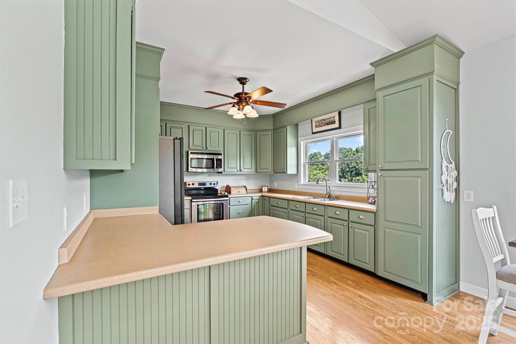 Hickory, North Carolina, 28601, United States, 2 Bedrooms Bedrooms, ,1.5 BathroomsBathrooms,Residential,Forsale,1953167