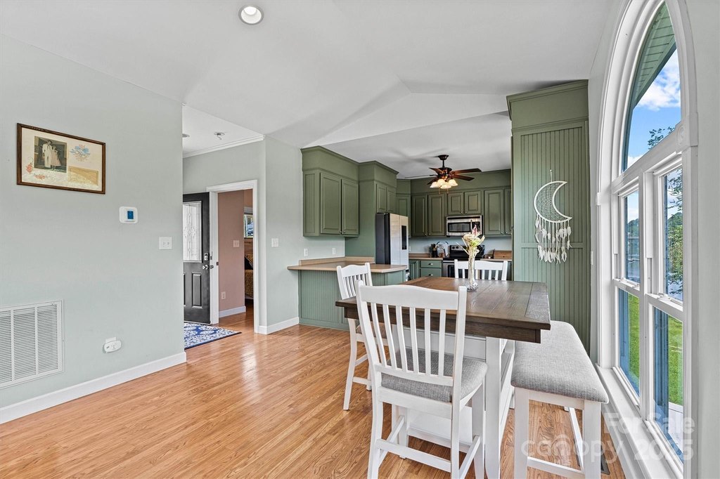 Hickory, North Carolina, 28601, United States, 2 Bedrooms Bedrooms, ,1.5 BathroomsBathrooms,Residential,Forsale,1953167