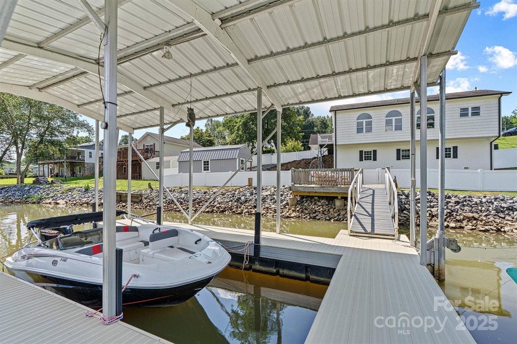 Hickory, North Carolina, 28601, United States, 2 Bedrooms Bedrooms, ,1.5 BathroomsBathrooms,Residential,Forsale,1953167