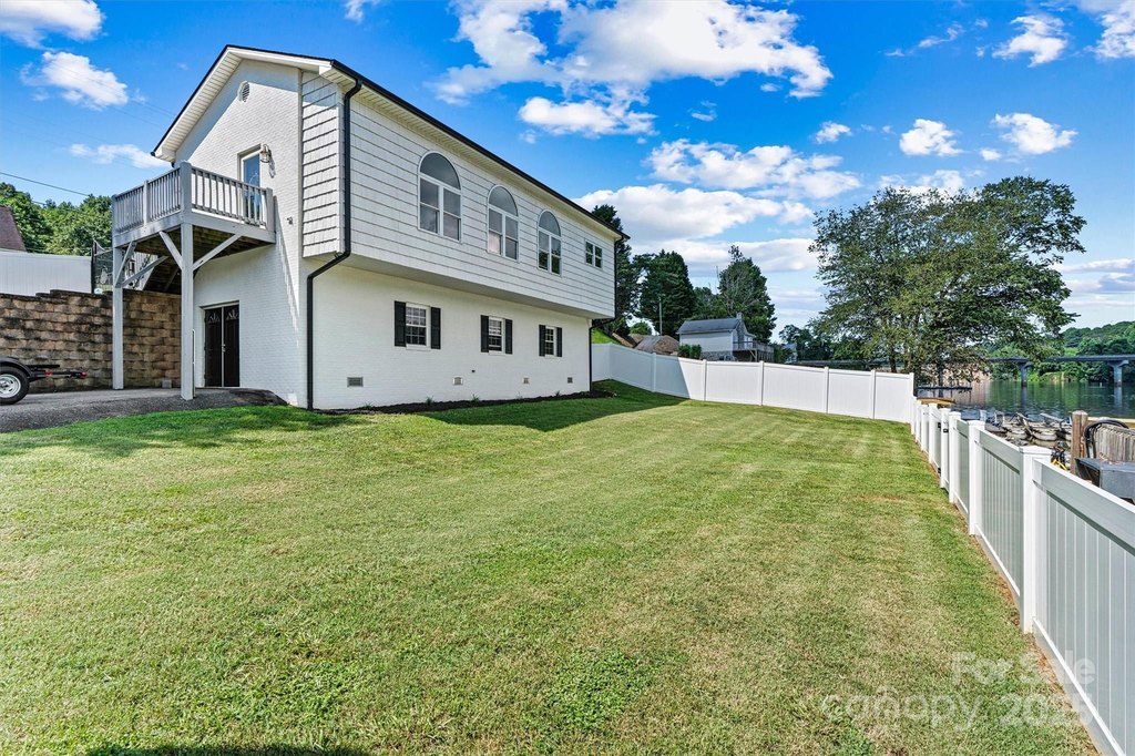 Hickory, North Carolina, 28601, United States, 2 Bedrooms Bedrooms, ,1.5 BathroomsBathrooms,Residential,Forsale,1953167
